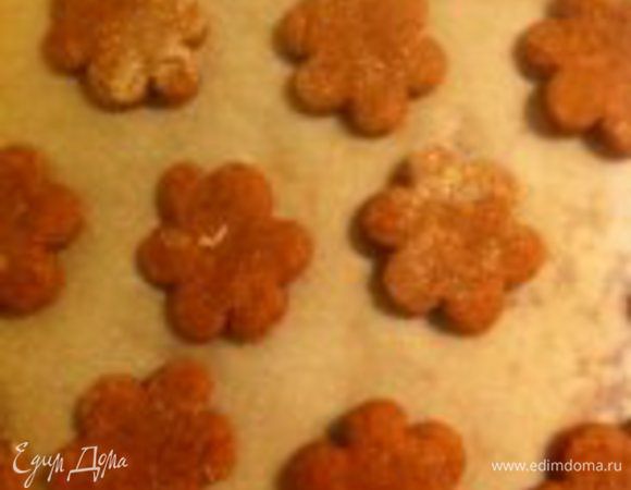 Выложить прянички на предварительно застеленный пергаментом противень и выпекать в разогретой духовке 8-10 минут