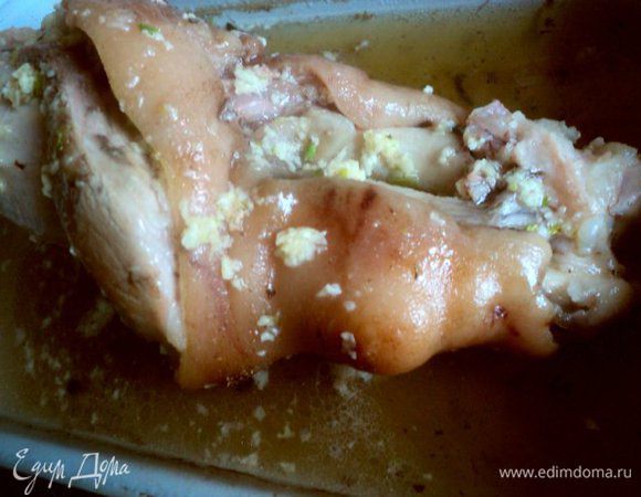 Затем вынуть сотейник из духовки, слить 2/3 бульона, перевернуть рульку, смазать ее смесью измельченного чеснока с растительным маслом. Долить пиво, накрыть плотно фольгой и снова проставить рульку в духовку. Запекать при температуре 160 градусов 1.5 часа. Затем снять фольгу с сотейника, увеличить температуру до 200 градусов и зарумянить рульку в течении 20-30 мин., поливая соусом. Мне нравится румяная корочка на рульке и для этого я приготовила глазурь (смесь меда, растительного масла и соевого соуса), которой время от времени смазывала рульку кисточкой.