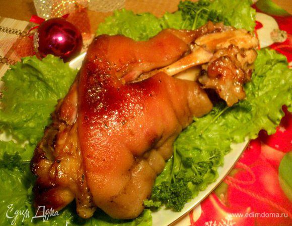 Подавать рульку можно с квашенной капустой, картофелем или с салатом или просто с зеленью. Приятного Аппетита!