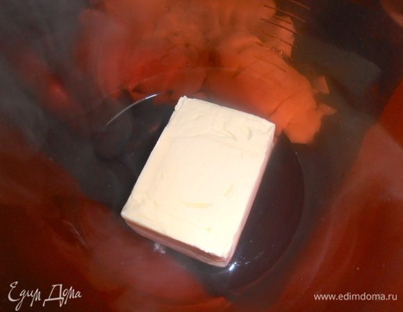 Плавленный сырок (я беру всегда сливочный,но можно и с добавками бекона или грибов,например,тоже вариант!) залить 100 мл горячей воды.