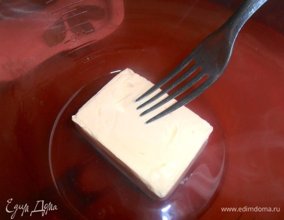 Разминаем сырок вилкой... Если делать сразу в кастрюле со всей водой,то это сделать будет труднее и дольше!