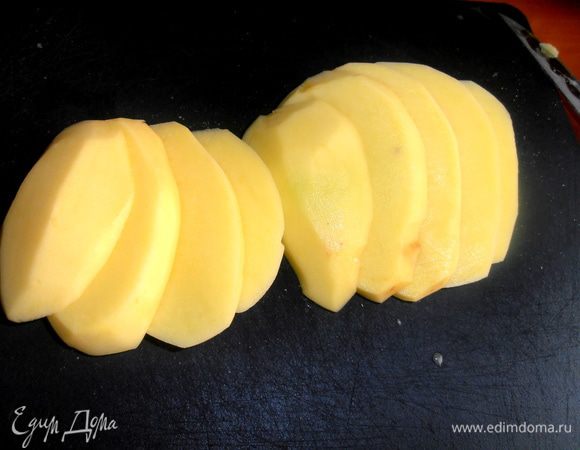 Картофель здесь нужно принципиально нарезать мелкими кубиками-будет вкуснее! Для этого сначала нарежем его на лепестки-дольки...