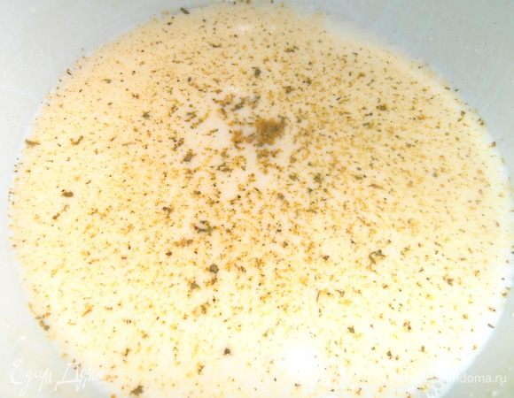 Переливаем сырную массу в кастрюлю,добавляем кипяток (часть испарится при варке). Можно и меньше воды,тогда получится гуще и насыщеннее! Добавляем приправу или просто соль,перец по вкусу.