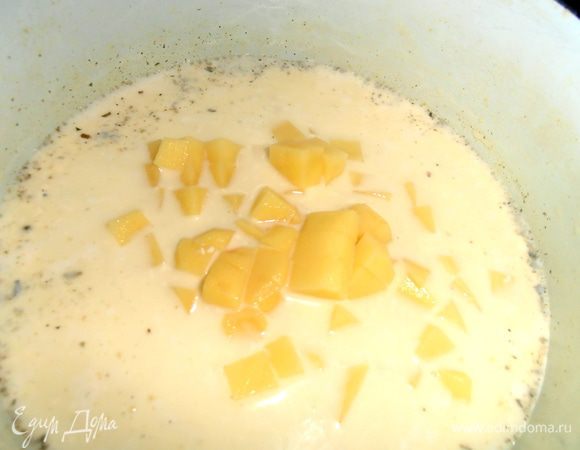 Высыпаем картофельные кубики и варим до готовности картофеля.