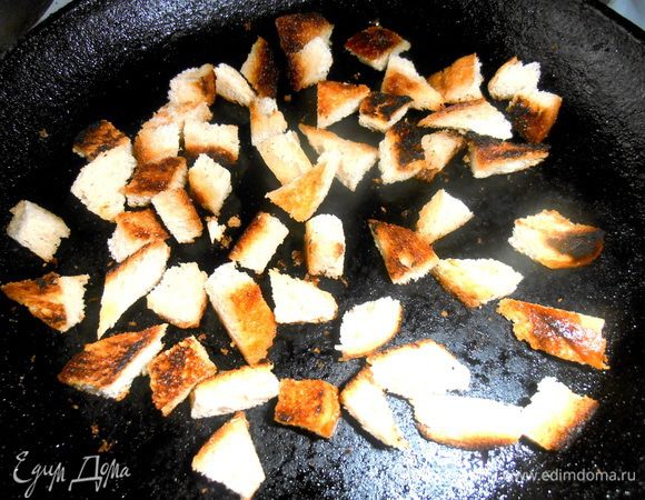 Обжариваем гренки до золотистости на растительном масле.