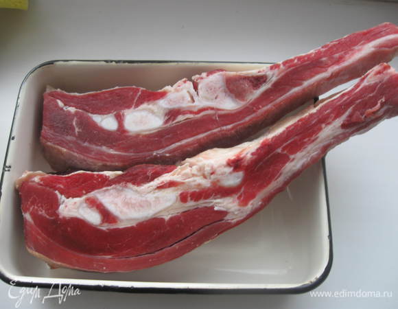 Мясо, если оно заморожено, отморозить на нижней полке холодильника.