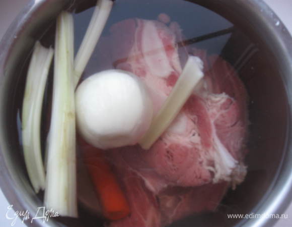 Мясо вымыть, положить в кастрюлю и залить водой. Поставить на сильный огонь и довести до кипения. Слить вместе с образовавшейся пенкой. Налить воды вновь. Добавить очищенную луковицу, морковь, сельдерей. Довести до кипения. Уменьшить огонь, шумовкой снять пену. За 20 минут до готовности положить в бульон лавровый лист и черный перец. Варить в общей сложности 1,5 часа.