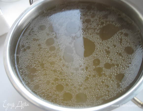 Мясо вынуть, бульон процедить через мелкое сито.