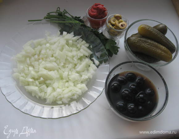 Оставшийся лук очистить, мелко нарезать. В этот раз я резала лук мелко, но все же, по прежнему опыту, советую нарезать тонкими полукольцами.