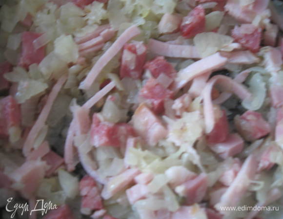 В сковороде разогреть масло и обжарить лук до прозрачности 5–7 минут, добавить копчености и еще немного потушить.
