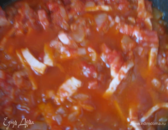 Затем очередь томатной пасты, все вместе пусть потомится еще минуты 3. Добавьте 0,5 стакана горячего бульона; дайте этой заправке немного подружиться.