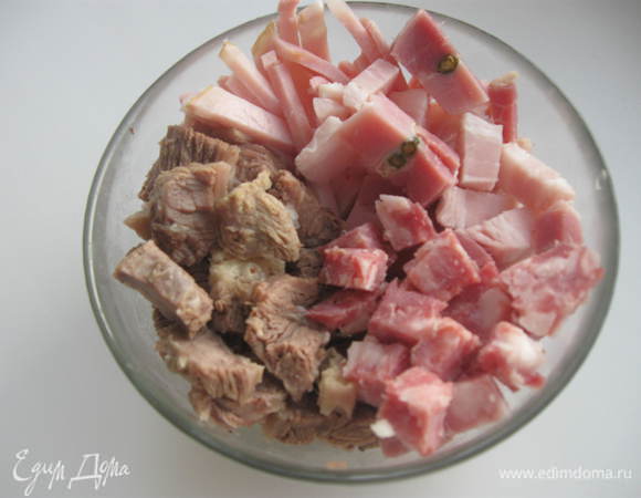 Вареное мясо, колбасу нарезать кубиками, карбонат, окорок продольными пластинками. В качестве мясной составляющей приветствуется вареный говяжий язык, можно взять и сосиски. На мой взгляд, мясных продуктов должно быть не меньше 4-х видов.