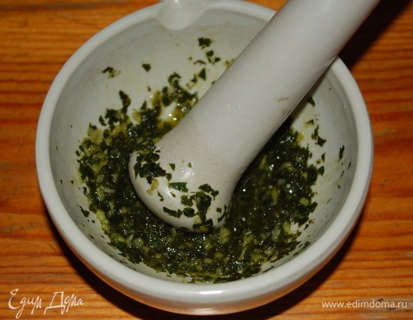 Пока рыба с овощами готовится нужно сделать соус. Для этого мелко нарезаем зелень и чеснок. Добавляем сахарку и сок лайма. Хорошенько перетираем пестиком.
