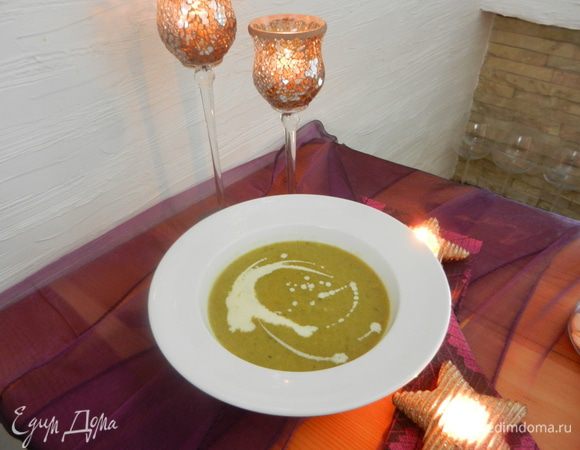 Для супа понадабится 500-600мл воды , сварить брокколи, обжарить лук, сельдерей, чеснок, имбирь, огурец.
Смешать все в кастрюле с вареным брокколи,
Несколько минут варить и снять с огня.
Все обработать блендером.
Oпять поставить на огонь, положить в суп kубики бульонa и суп готов.
Суп в тарелке украсить несколькоми столовыми ложkами сливок, а если вы любите острeе, положите перец чили на поверхности супа.