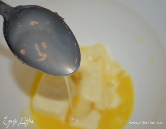 в мягкое масло добавляем жидкий мед