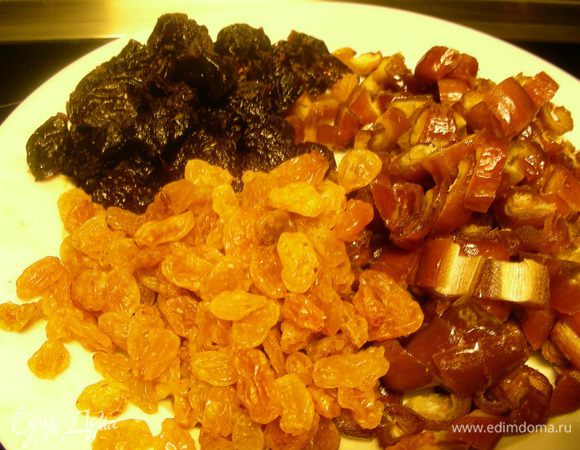 Сухофрукты мелко режем.

