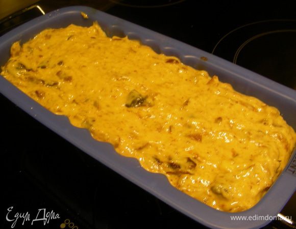 Перекладываем его в форму для запекания, смазанную маслом и выпекаем при 180 гр 40-50 минут до сухой спички (у меня 50 минут пекся).
