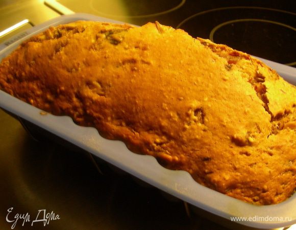 Остужаем кекс в форме. По желанию его можно смазать каким-нибудь алкоголем ( у меня бренди). Можно его присыпать сахарной пудрой. Я не стала, так как мне нравятся трещинки на нем. В рецепте рекомендуют его на ночь убрать в холодильник и дегустировать утром. Мне он в любом виде понравился - и теплый очень вкусный, и холодный. 
