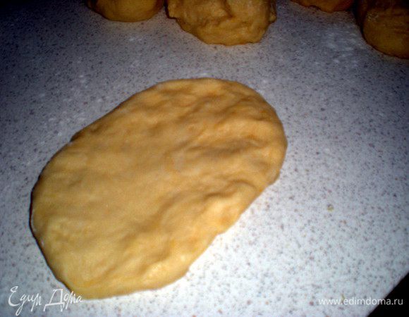 Из этого количества теста должно получиться 15 булочек или 5 багетов.Разделите тесто на равномерные кусочки. Количество регулируйте сами. Каждый кусок пальцами разровняйте в прямоугольник.