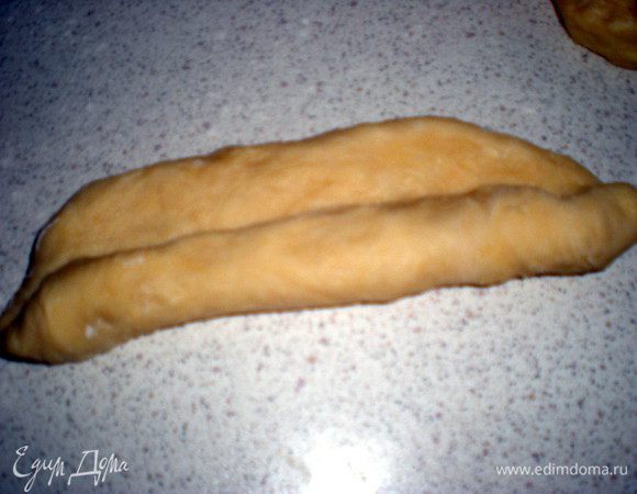 Теперь нужно скрутить тесто в колбаску,заворачивая как рулет.