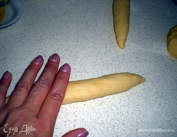 Прокатать ладошкой,сделать заостренные кончики.