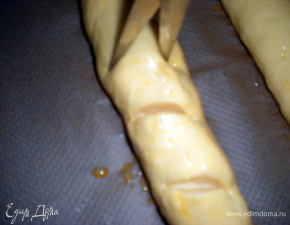 Острым ножом или ножницами делаем глубокие надрезы.