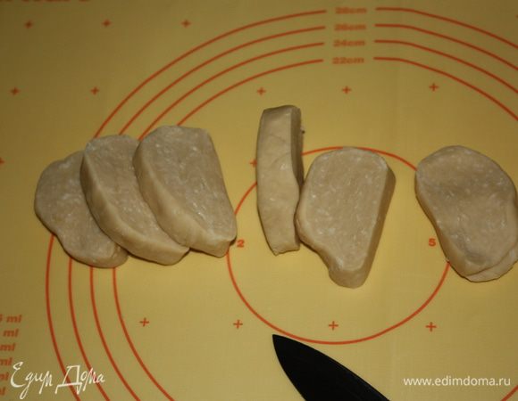 Нарезаем тесто на 8 равных частей.