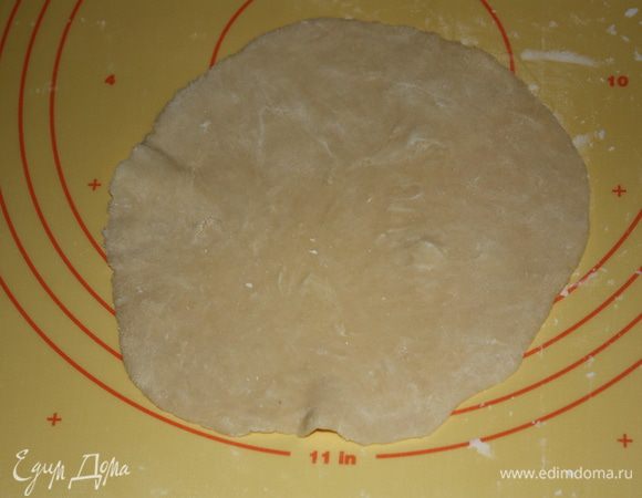 Начинаем раскатывать.Сначала каждый кусочек раскатываем до 12-15 см в диаметре,откладываем в сторону и обильно посыпаем крахмалом.И так все 8. 