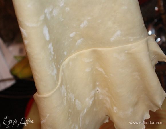 И потом разъединяем их. Все,тесто готово. Оно быстро пересыхает поэтому, либо накрываете его полотенцем, либо еще до того, как будете раскатывать, сделайте начинку.