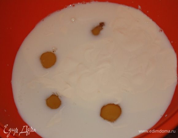 Для начинки смешиваем в миске молоко,сметану и яйца. Взбиваем слегка венчиком.