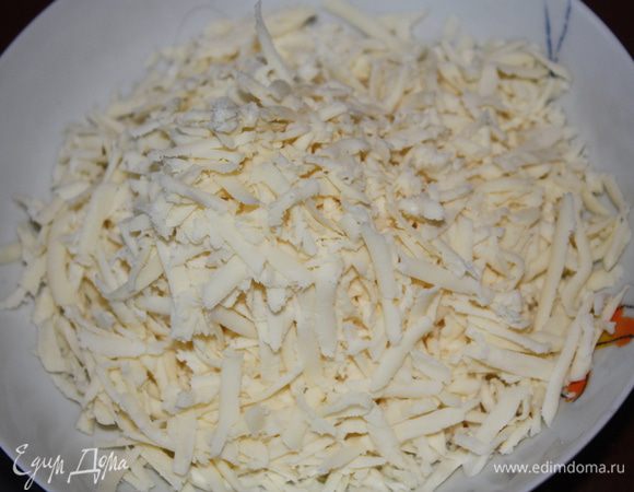 Добавляем туда тертый сыр...