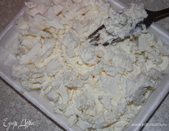 размятую вилкой фету (брынзу)...