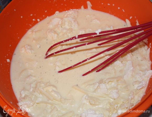 Все перемешиваем,солим и перчим.