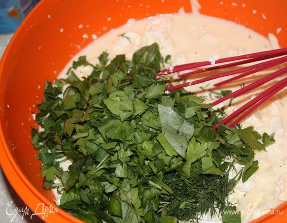 Добавляем измельченную зелень и тщательно перемешиваем.