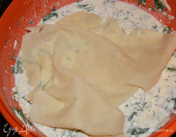 Берем листок теста,утопляем его в миске с начинкоой,слегка мнем и аккуратно вынимаем.