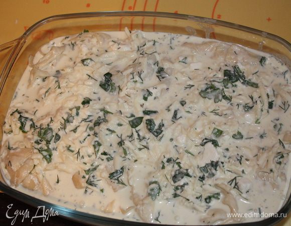 Сверху выкладываем оставшуюся начинку и отправляем в разогретую до 200 градусов духовку на 30-35 минут.