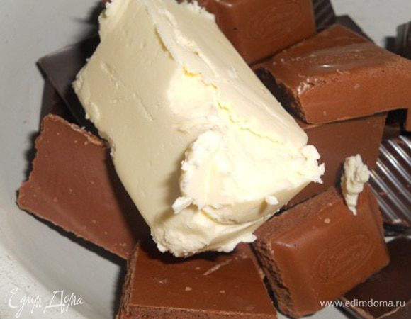 Сначала начнем с трюфеля. Черный шоколад кладем в мисочку, добавляем 100 г молочного шоколада и сливочное масло, ставим на паровую баню и растапливаем, добавить сливки 10 %.