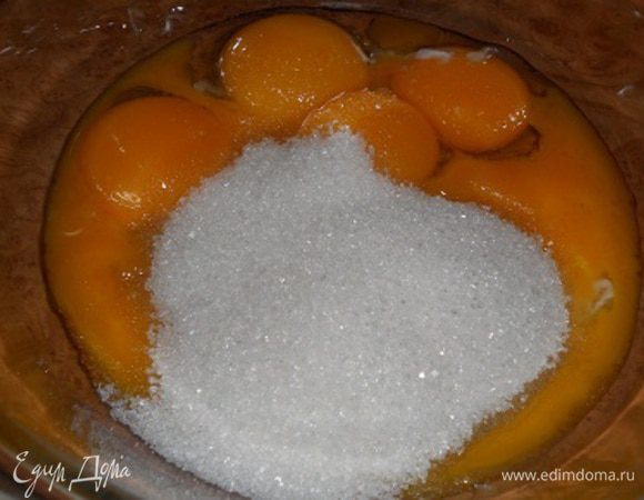 Яйца 6 штук делим на желтки и белки, в желтки добавляем 50 граммов сахара и взбиваем.