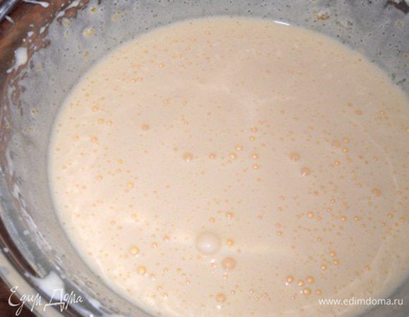 Желтки взбиваем в течение 5 минут до загустения и осветления массы.