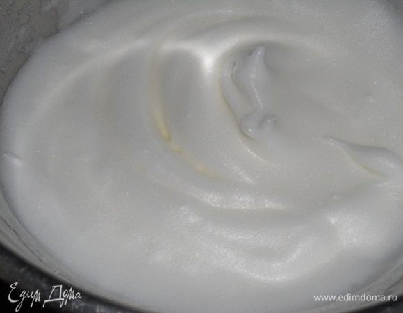 Взбить белки 6 яиц с щепоткой соли и лимонным соком в течение 5 минут до мягких пиков.