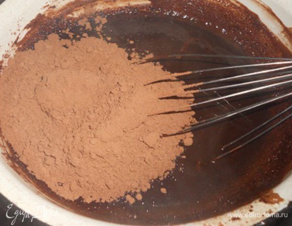 В растопленный шоколад добавить какао и перемешать венчиком до однородной массы.