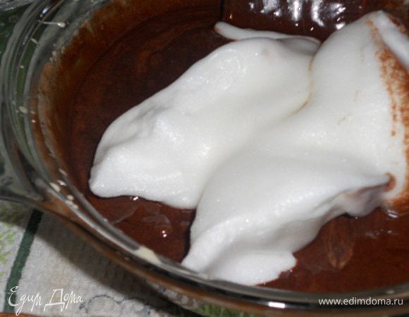 Теперь вводим небольшими порциями взбитые белки и очень аккуратно перемешиваем лопаточкой в одном направлении по часовой стрелке. Я добавляла немного фундука.
