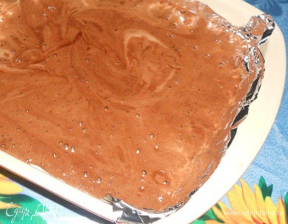 Форму застелить бумагой для выпечки, перелить тесто и поставить в разогретую духовку до 170 градусов на 25-30 минут.