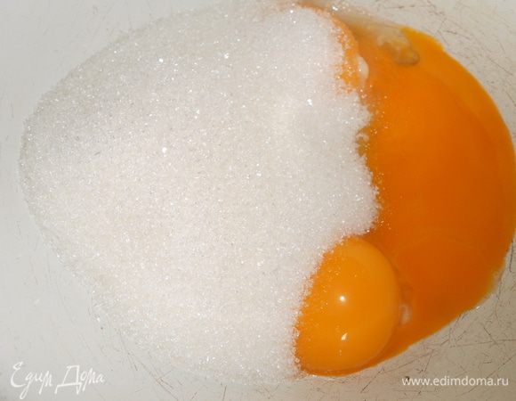 Итак, теперь о мороженом... Берем 3 желтка  и растираем с 60 граммами сахара венчиком.