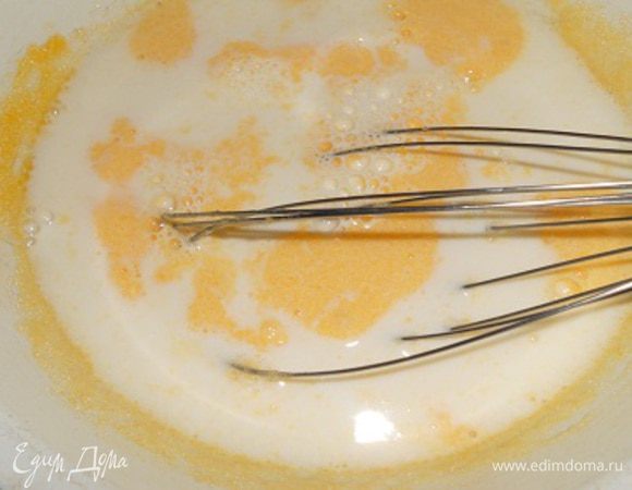 Добавить молоко, перемешать и поставить на паровую баню, варить до небольшого загустения. 