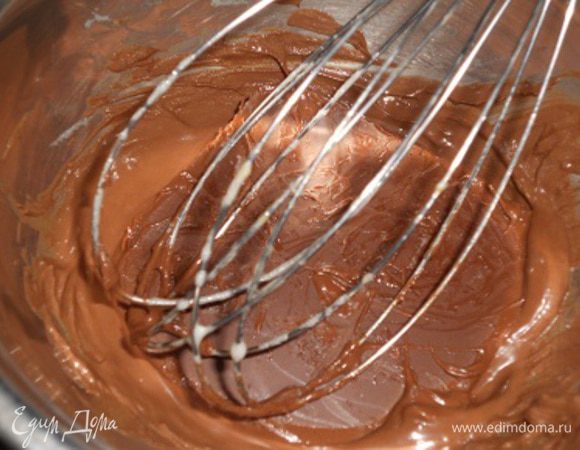 Рядом на другую водяную баню поставить 100 граммов молочного шоколада и растопить.