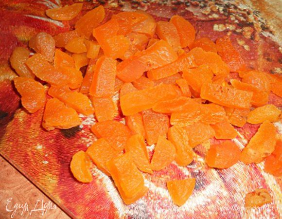 Курагу помыть, нарезать на кусочки.