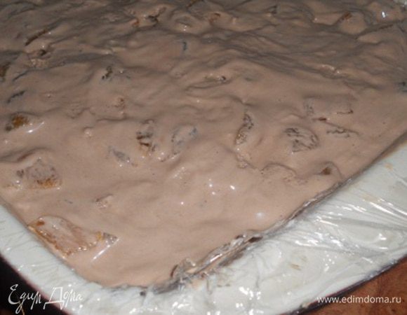 Сверху нашего трюфеля кладем слой мороженого, разравниваем и ставим в морозилку до застывания. Я форму застелила пищевой пленкой.