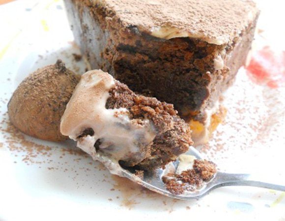 Когда застынет, достать из формы и перевернуть мороженым вниз, я сверху присыпала какао через ситичко. Вот так все просто))).
Вкус проивзойдет ваши ожидания, это настолько вкусно, что просто невозможно устоять... Приятного вам аппетита.