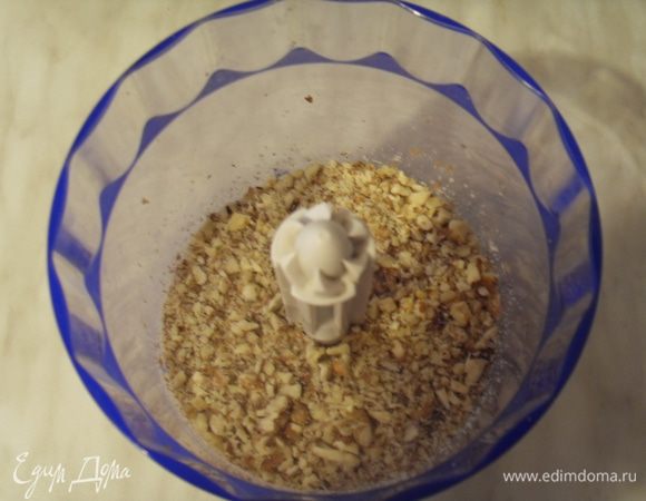 Орехи мелко (но не в муку) измельчить в блендере.